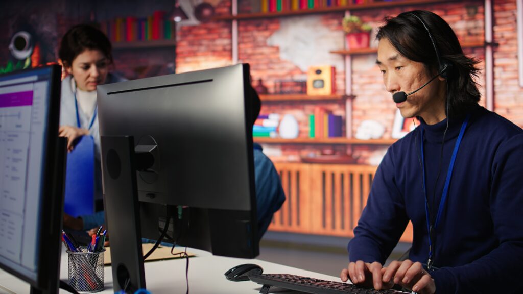 Call center senior agent providing guidance to help customers using AI